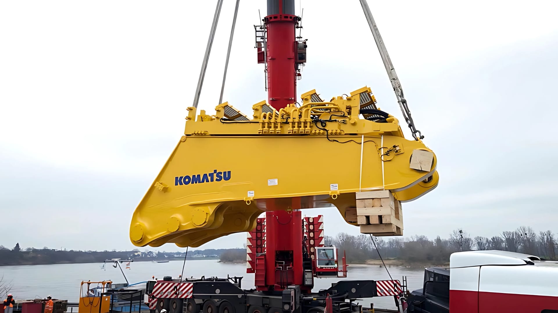 En camino a Canadá la primera PC9000 de Komatsu desde Alemania.