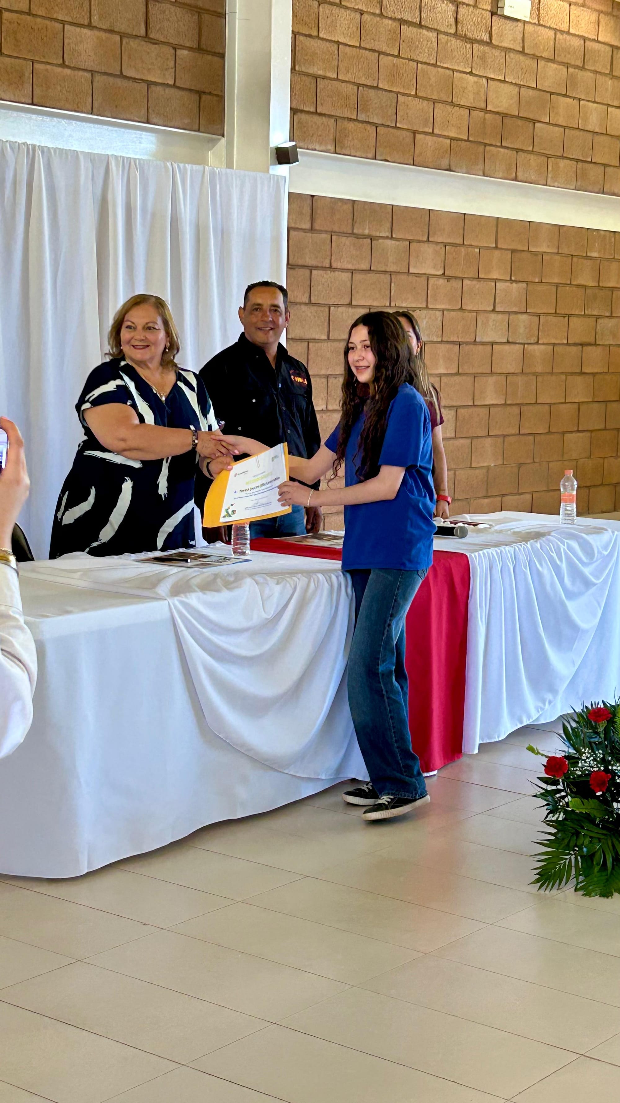 Jóvenes culminan curso de natación con reconocimiento a su esfuerzo y dedicación en Cananea