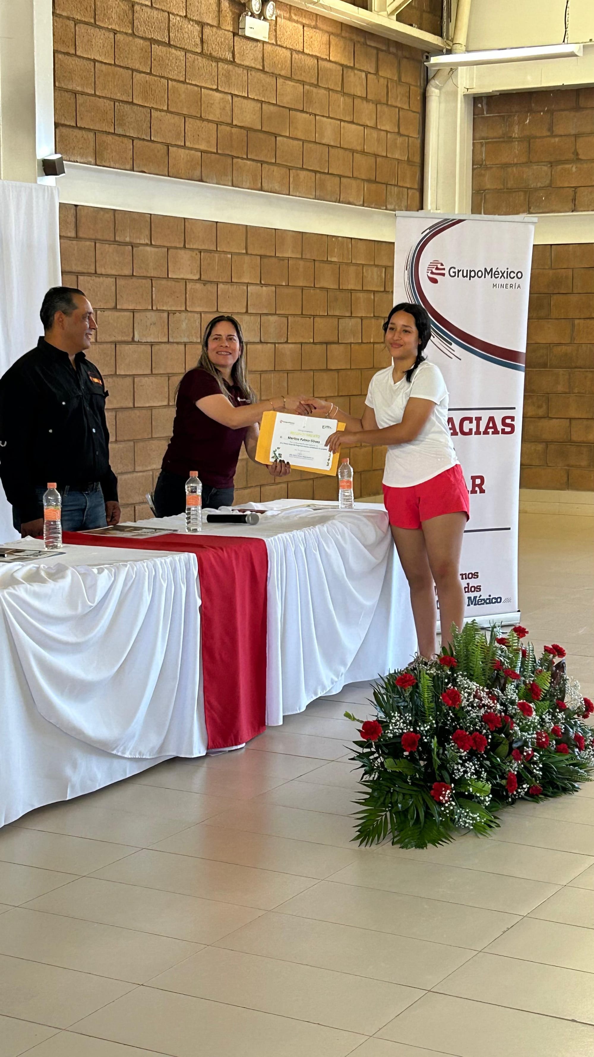 Jóvenes culminan curso de natación con reconocimiento a su esfuerzo y dedicación en Cananea