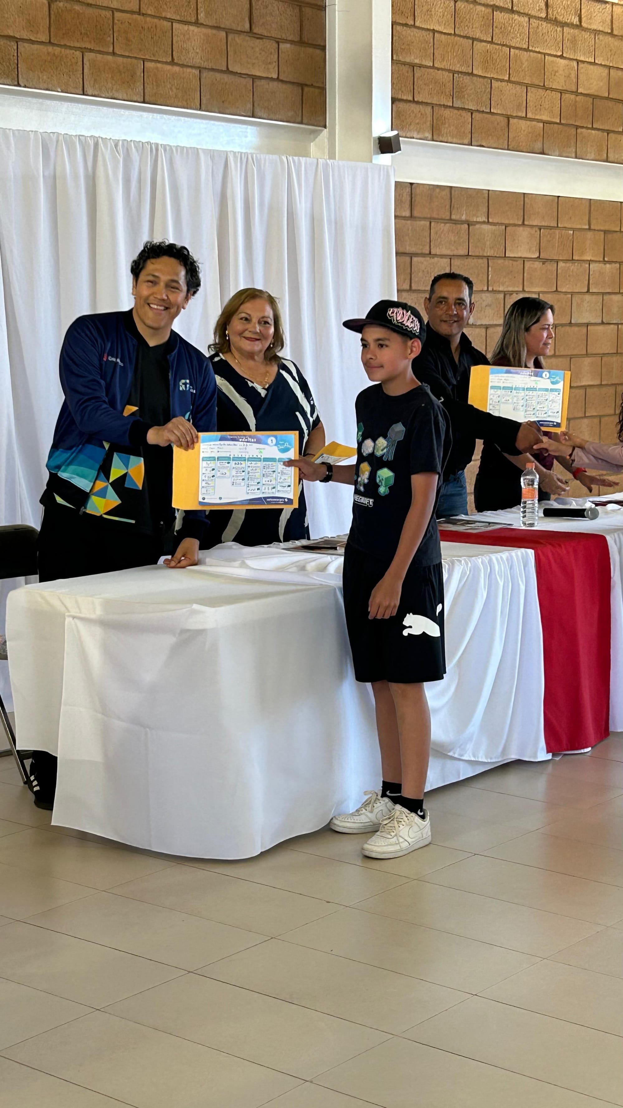 Jóvenes culminan curso de natación con reconocimiento a su esfuerzo y dedicación en Cananea