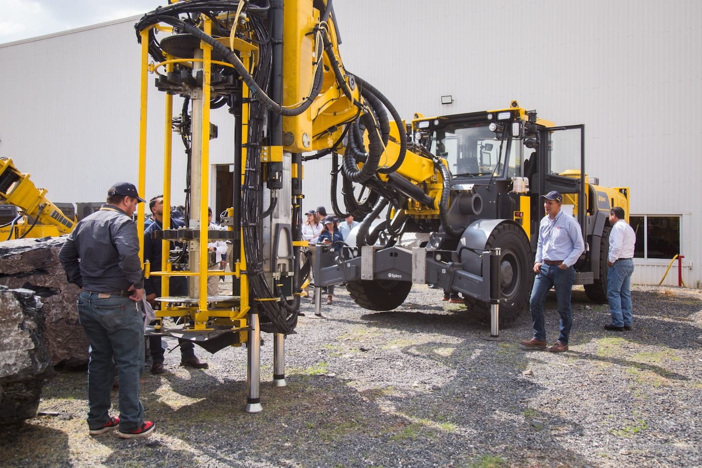 Presenta Epiroc el equipo Simba E70 S durante el Customer Day