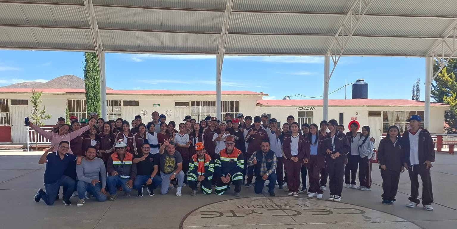 Arian Silver Capacita a estudiantes en manejo de extintores