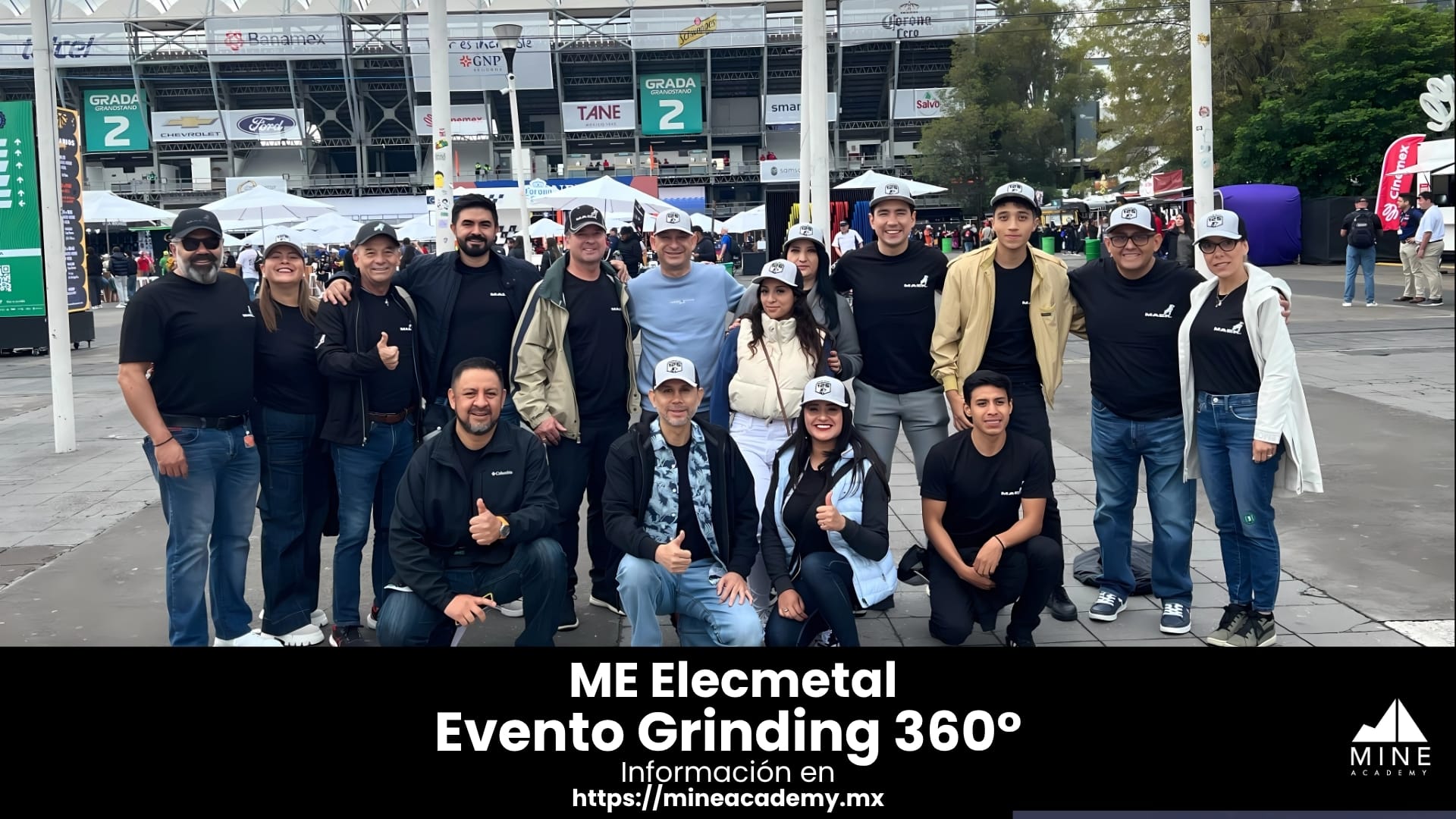 Clientes de Mack Trucks participaron en una experiencia automovilística durante la fecha NASCAR en CDMX