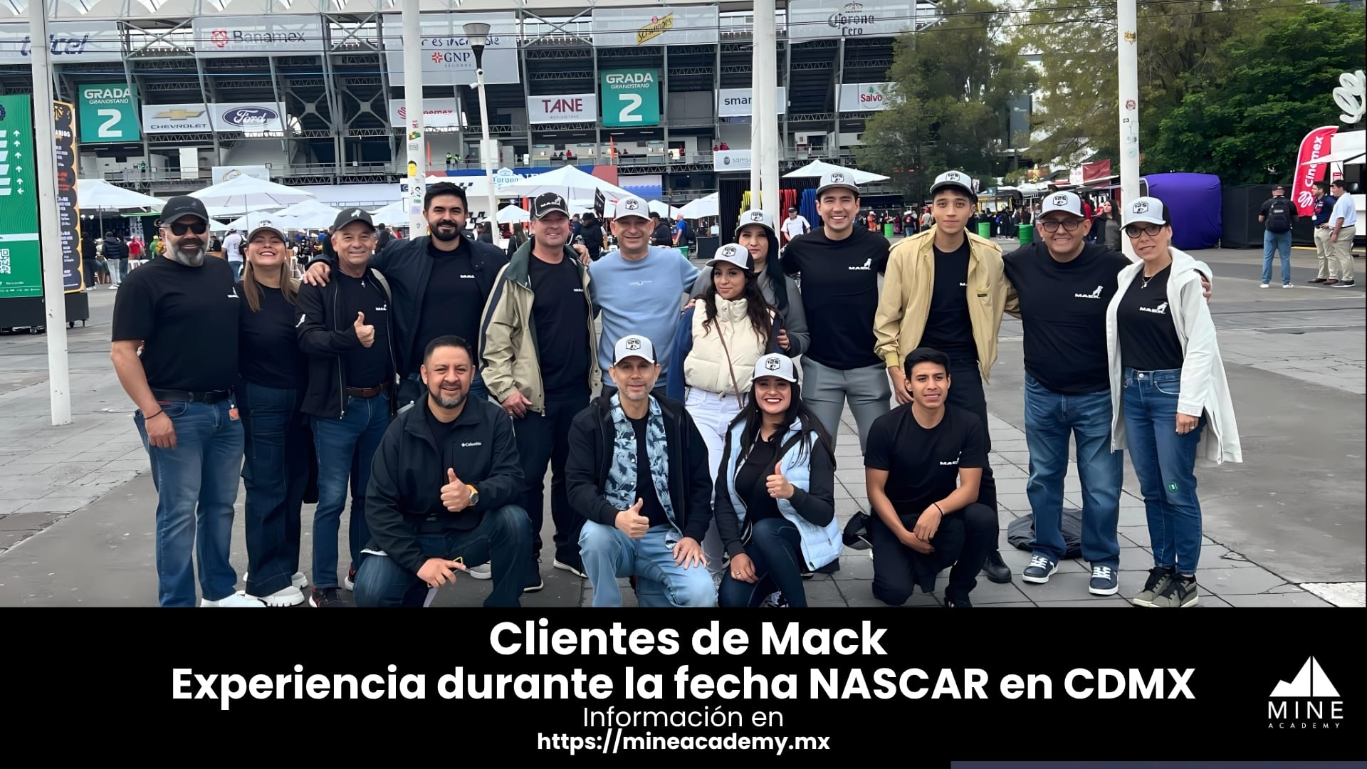 Clientes de Mack Trucks participaron en una experiencia automovilística durante la fecha NASCAR en CDMX