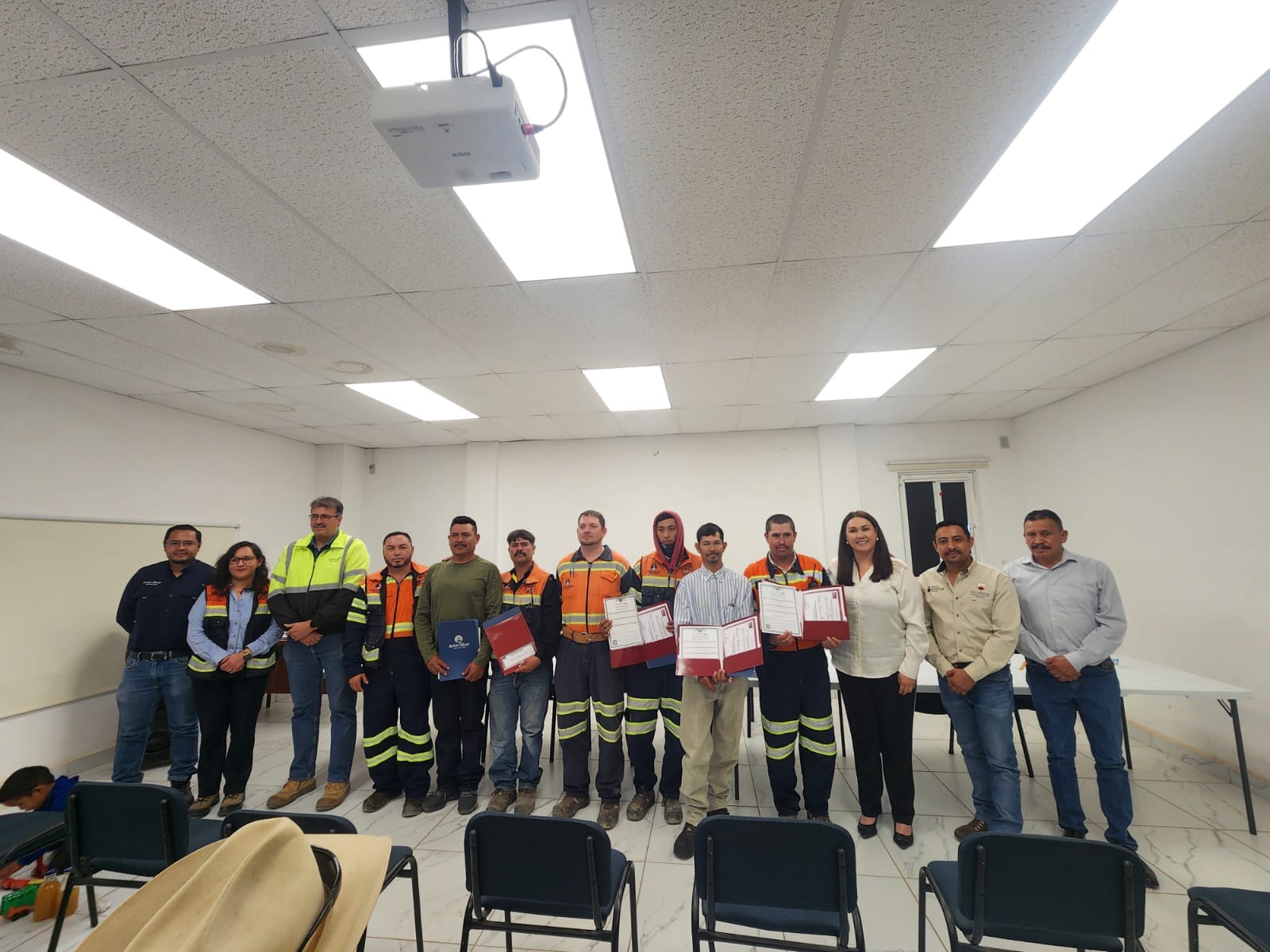 Se graduan de la secundaria 7 trabajadores de Arian Silver