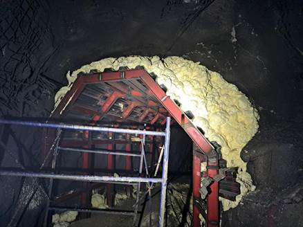 A metal ladder in a tunnel

AI-generated content may be incorrect.