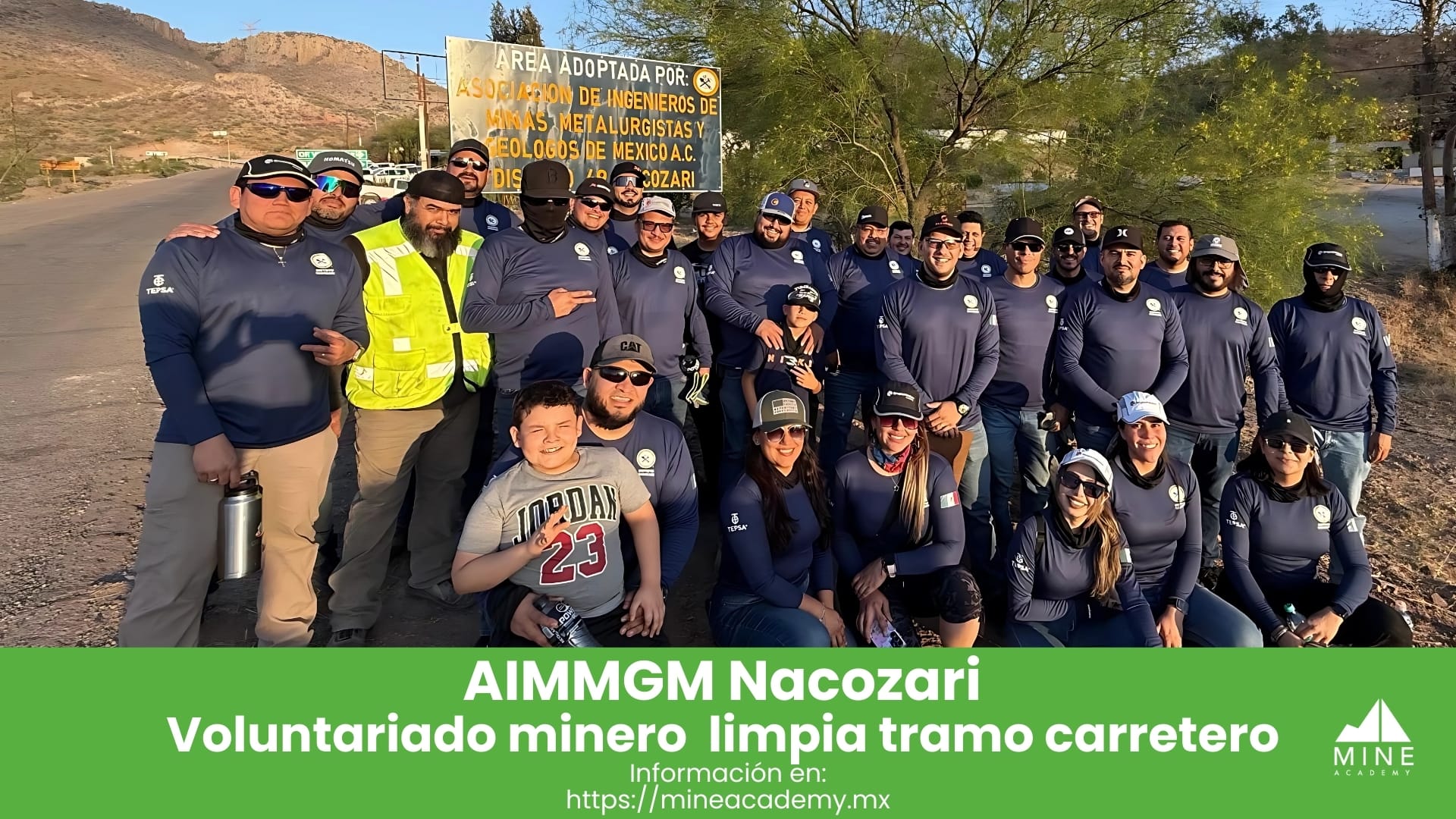 Voluntariado minero de la AIMMGM limpia tramo carretero en Nacozari