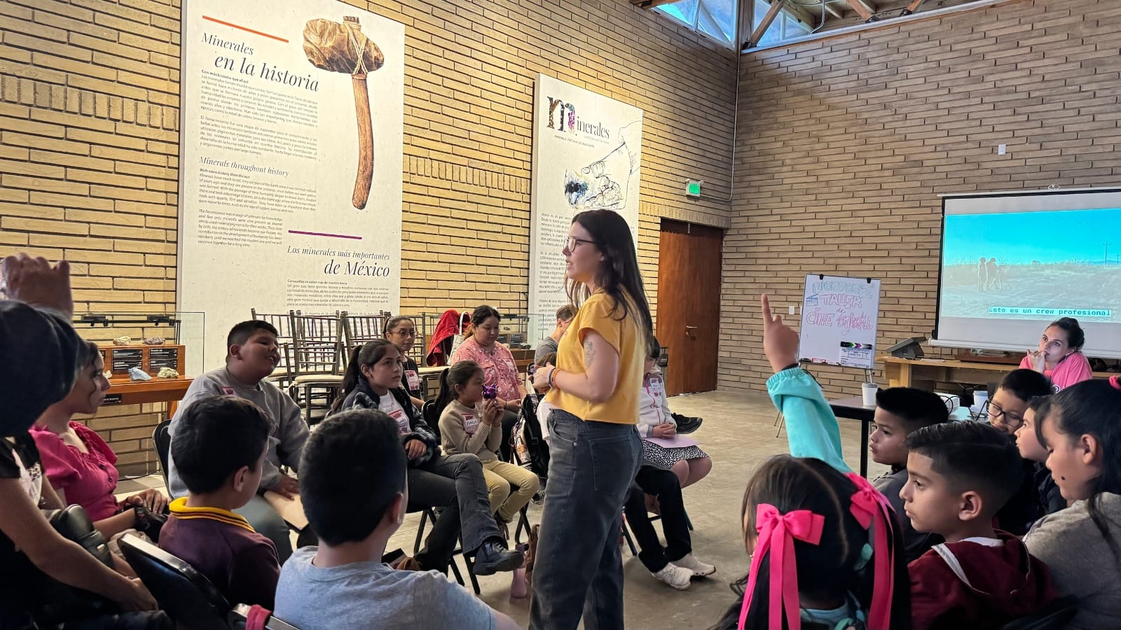 Niños de Charcas descubren el poder del cine en taller creativo impulsado por Grupo México