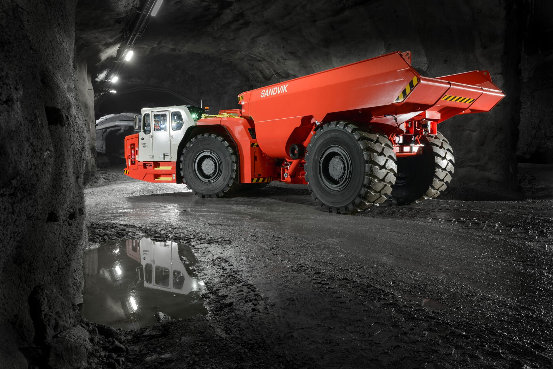 Potencia, versatilidad y tecnología: el portafolio de camiones y cargadores Sandvik para minería subterránea