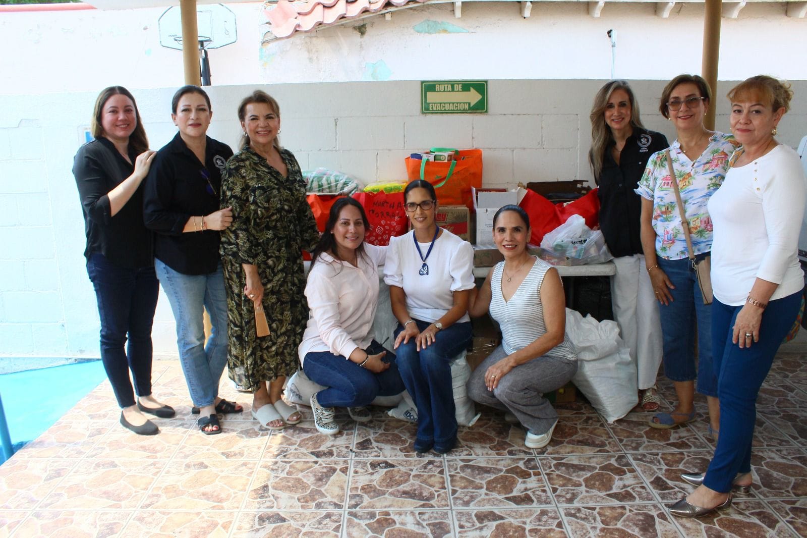 Entregan mujeres mineras kilos de ayuda a Casas Hogar