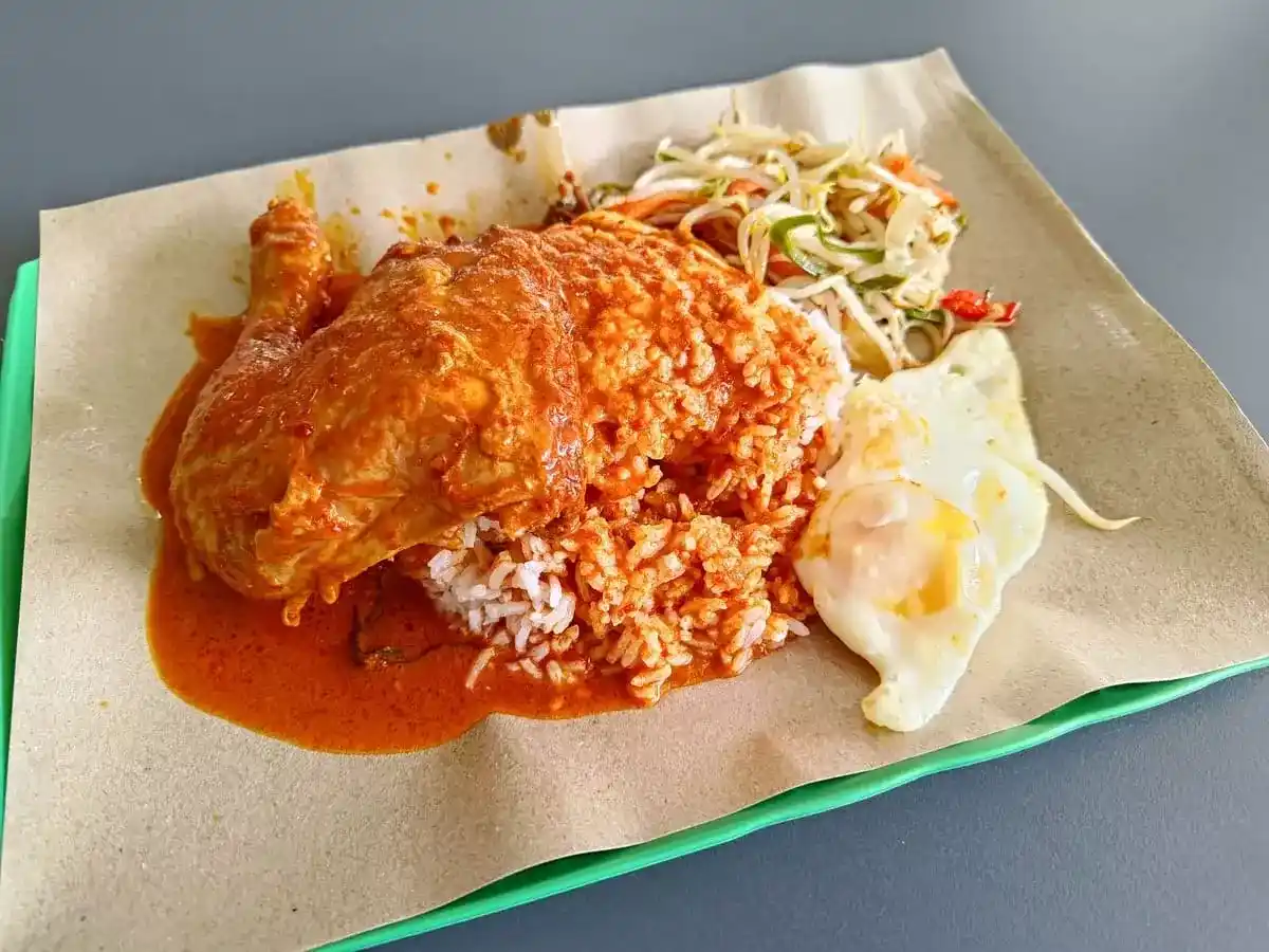 Mbakyu Nasi Padang Warong Pojok: Curry Chicken, Bean Sprouts, Fried Egg with Rice & Curry