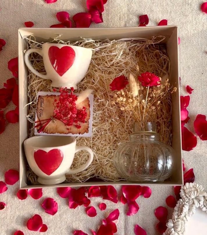 Heartfelt Gift Set | Heart Mugs Set of 2 | Glass Vase | Red Velvet Dried Flowers Bunch | Dried Flower Card