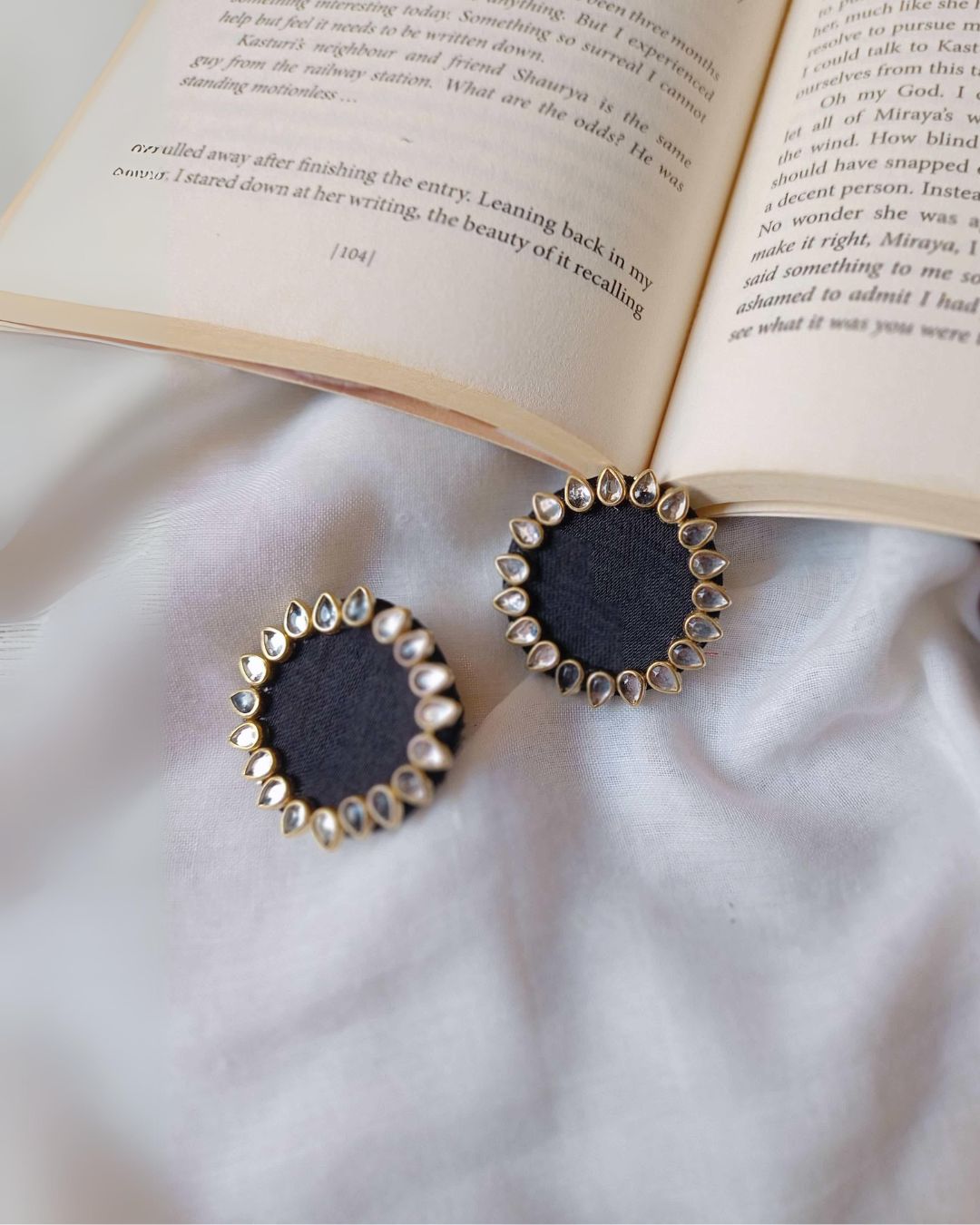  Plain Black Kundan Studs Earrings thumbnail 2