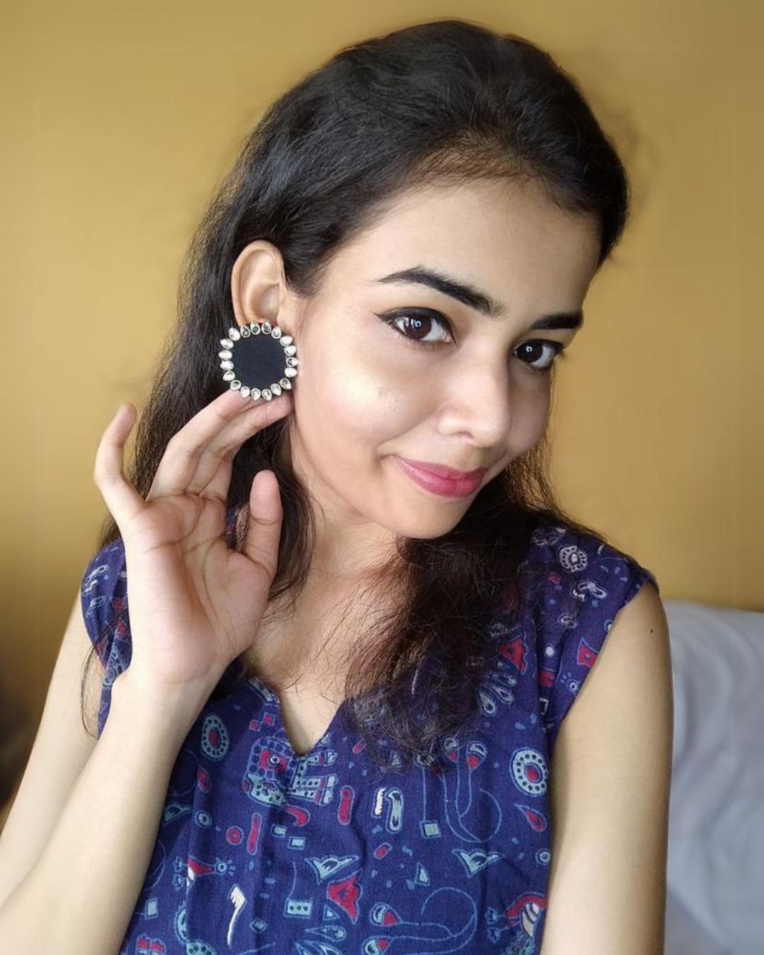  Plain Black Kundan Studs Earrings thumbnail 3