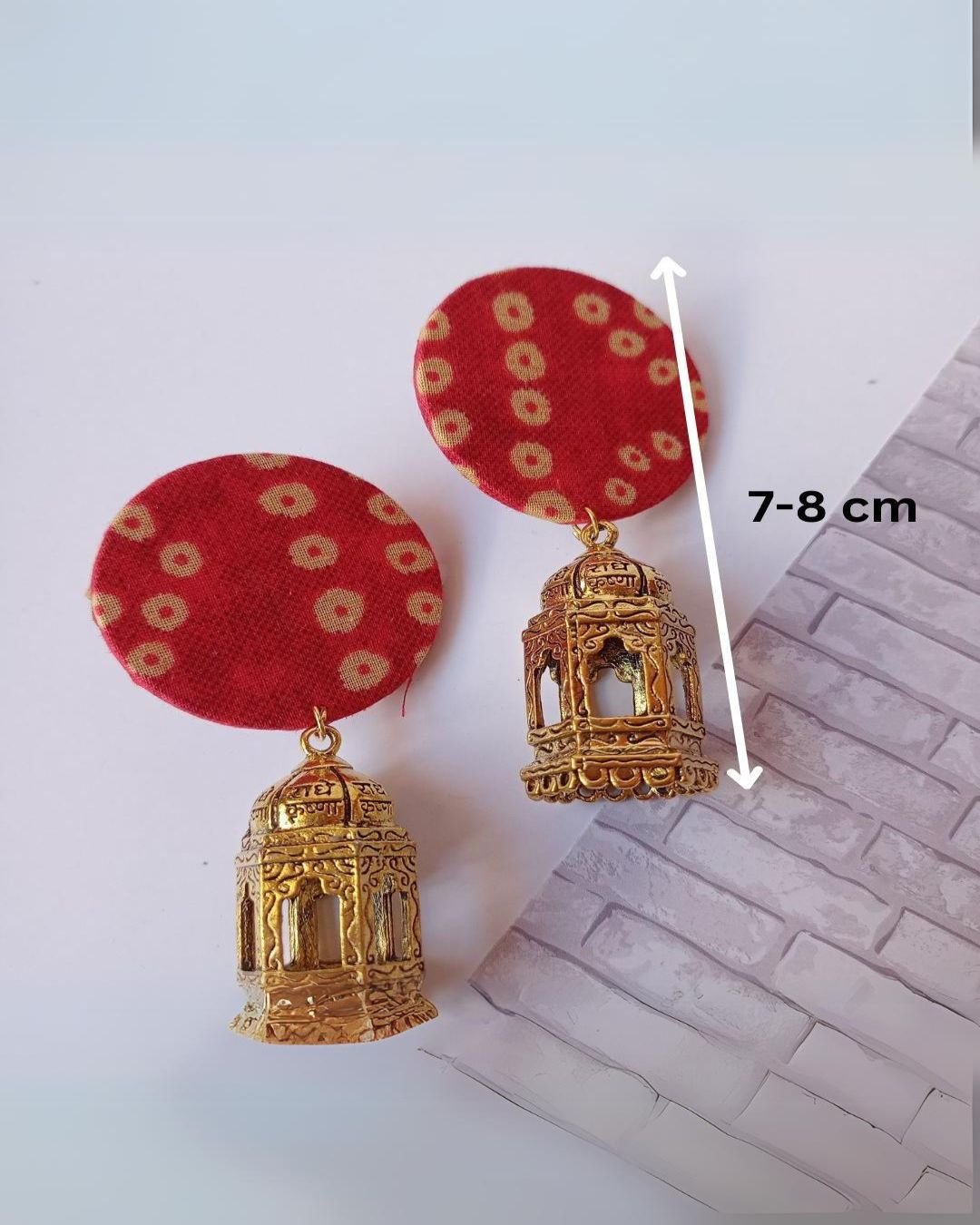 Red Bandhani Print Golden Jhumka Earrings thumbnail 4