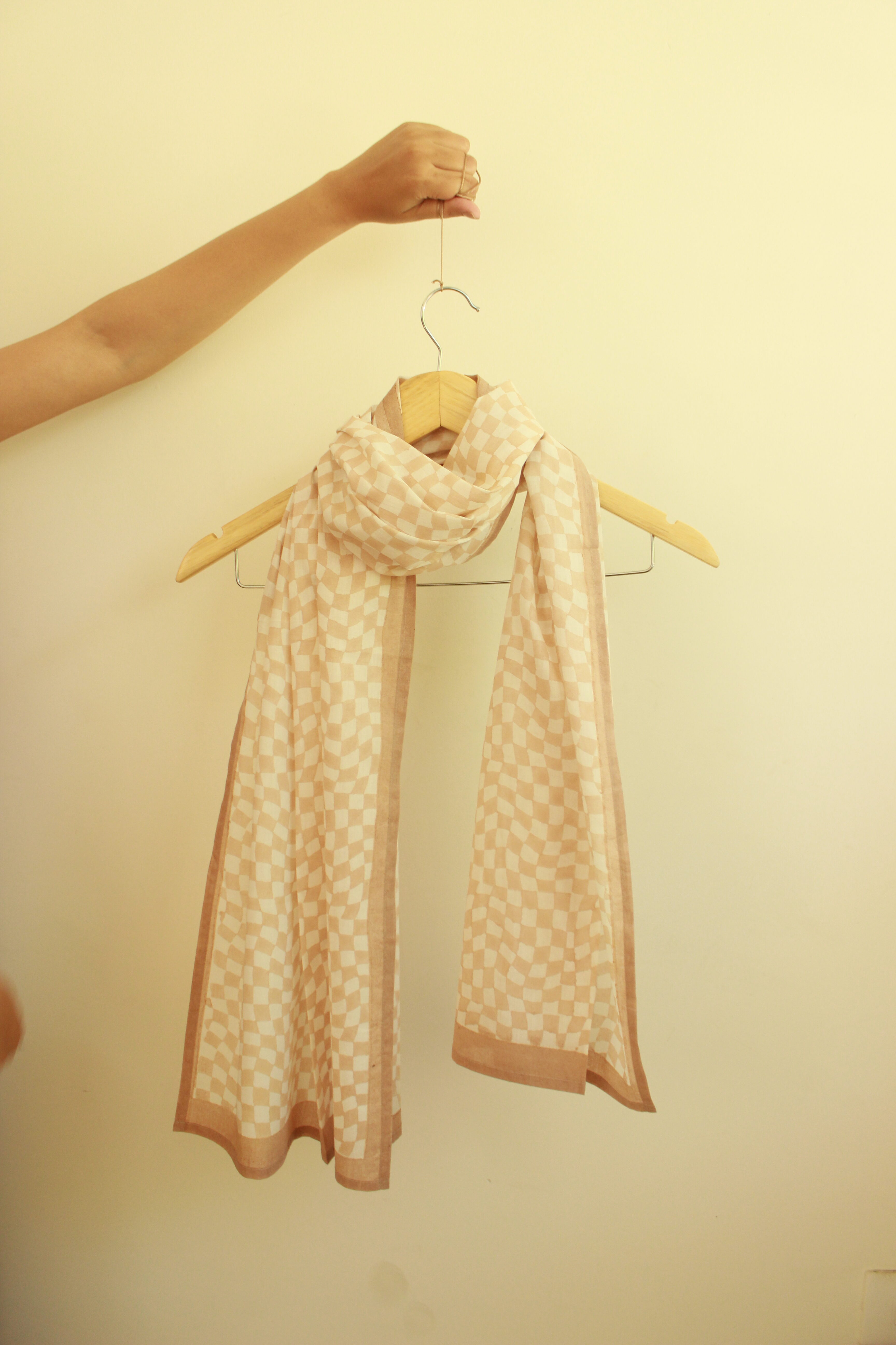 Mid-modern White and Peach Cotton Scarf Stole thumbnail 4