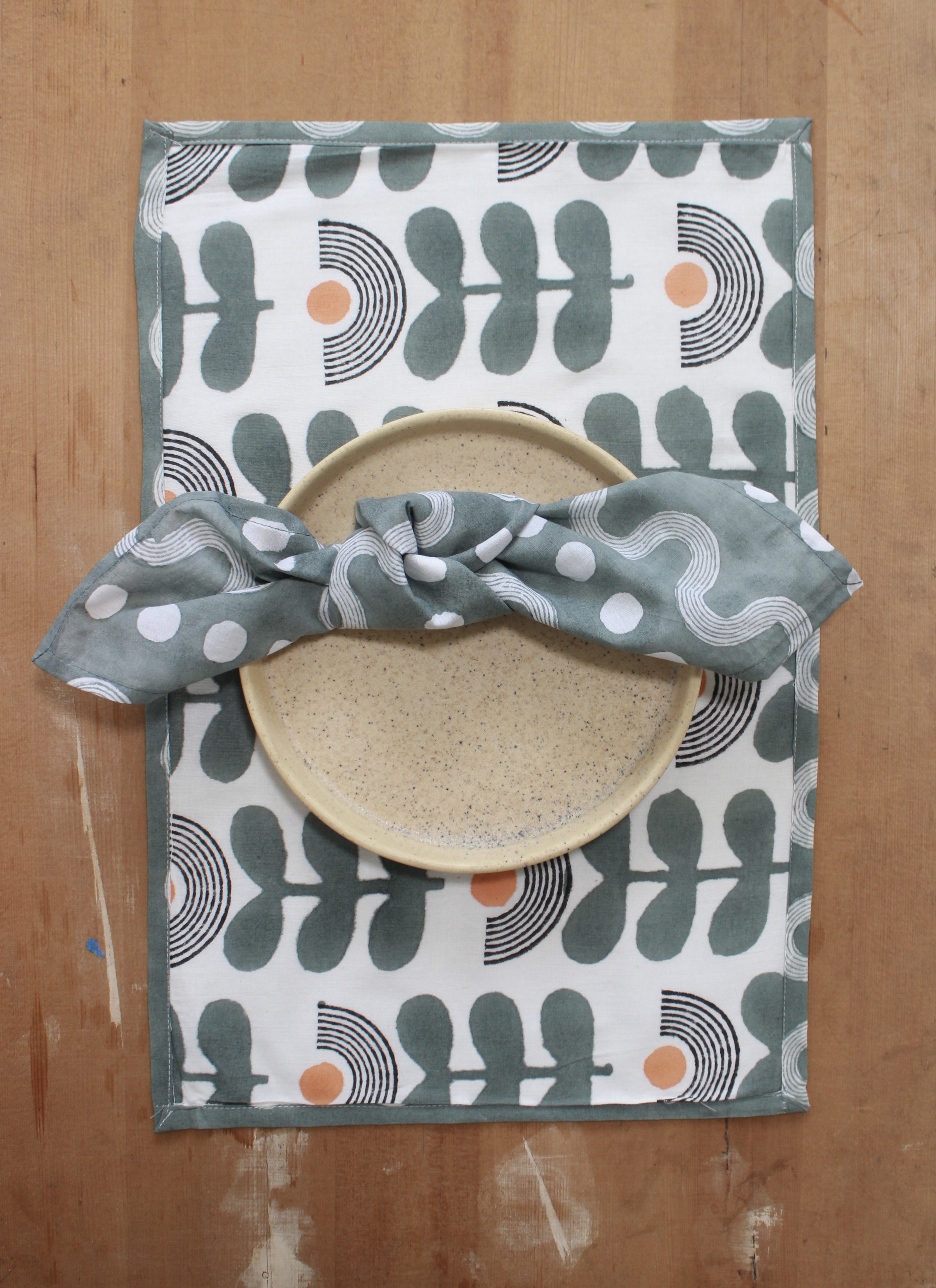 Sustainable Table Linen Set l Placemats & Napkin l Set of Four | Grey - alternate view