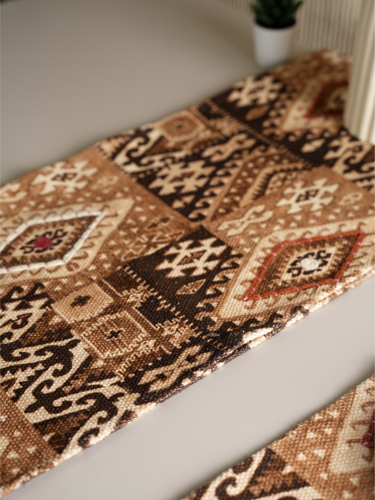 Tranquil Trellis Table Runner ( 30 x 180 cms )