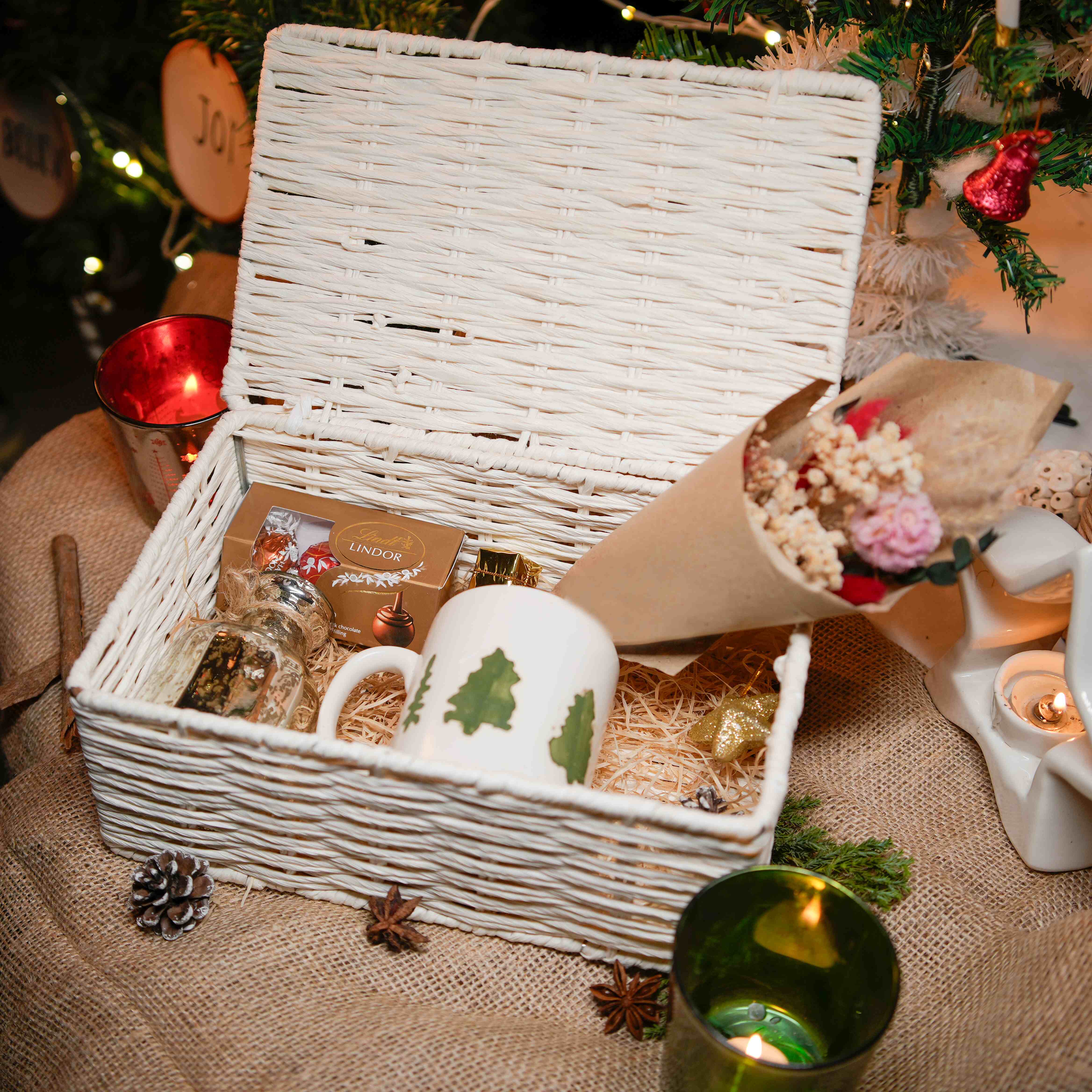 Santa Gift Box | Includes 1 Christmas Mug and 1 Vasae with Dried Flowers Bunch