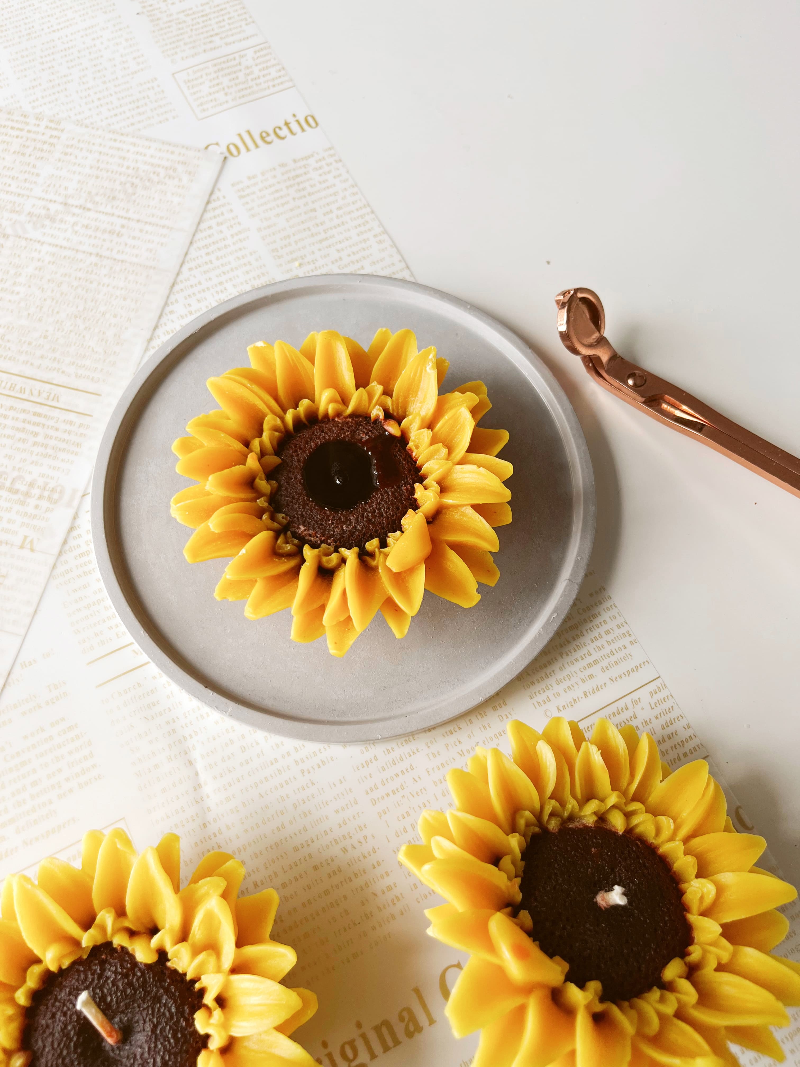 Sunflower Candle | Floatable | Mandarian Scent thumbnail 2
